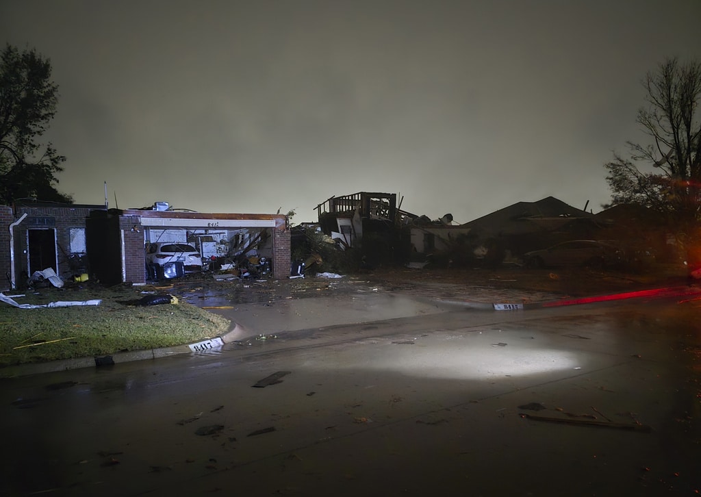 Oklahoma storms injure at least 11 and leave thousands without power