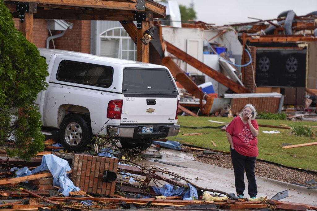 Oklahoma storms injure at least 11 and leave thousands without power