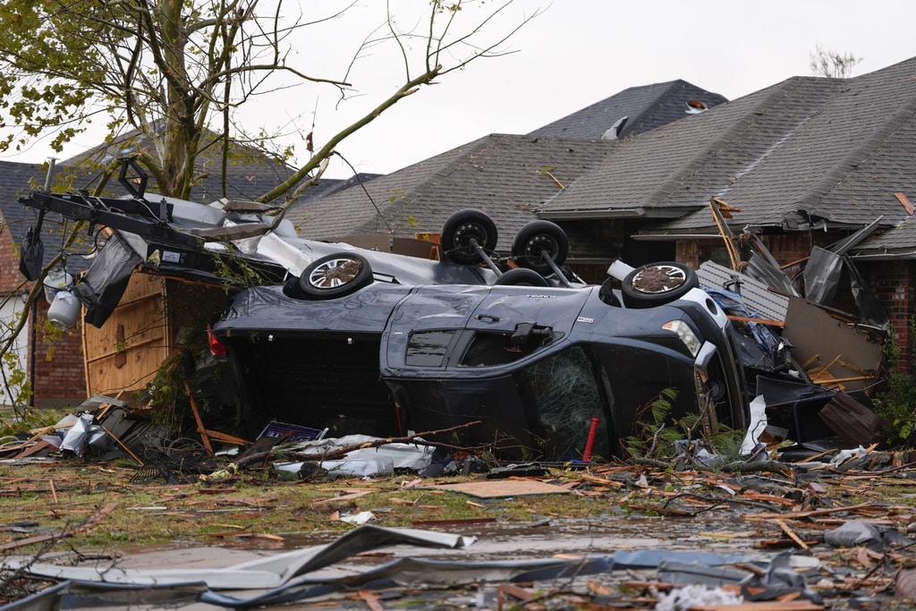 Oklahoma storms injure at least 11 and leave thousands without power