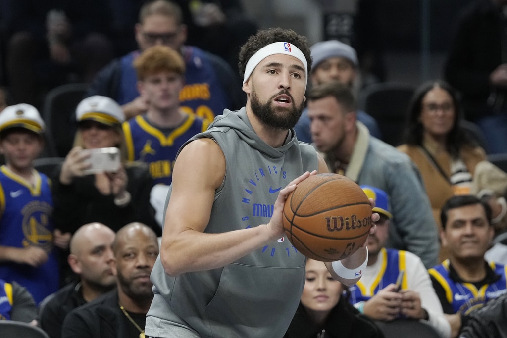 Klay Thompson returns to cheers from some 400 Warriors employees