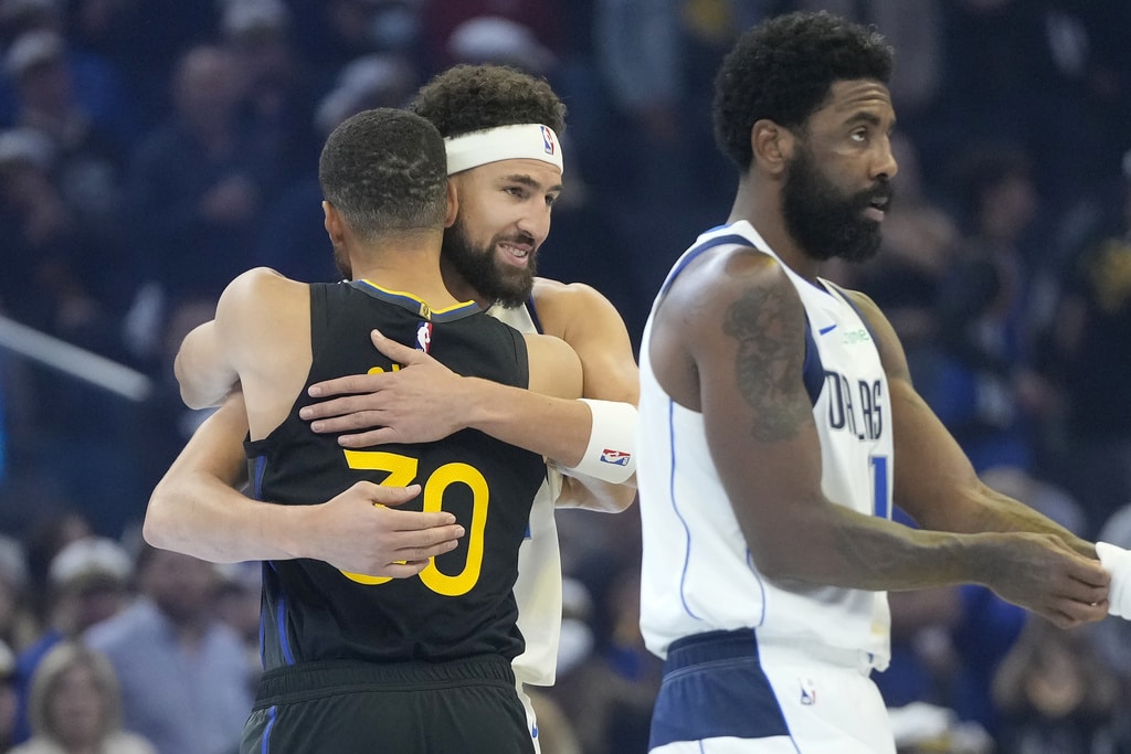 Klay Thompson returns to cheers from some 400 Warriors employees