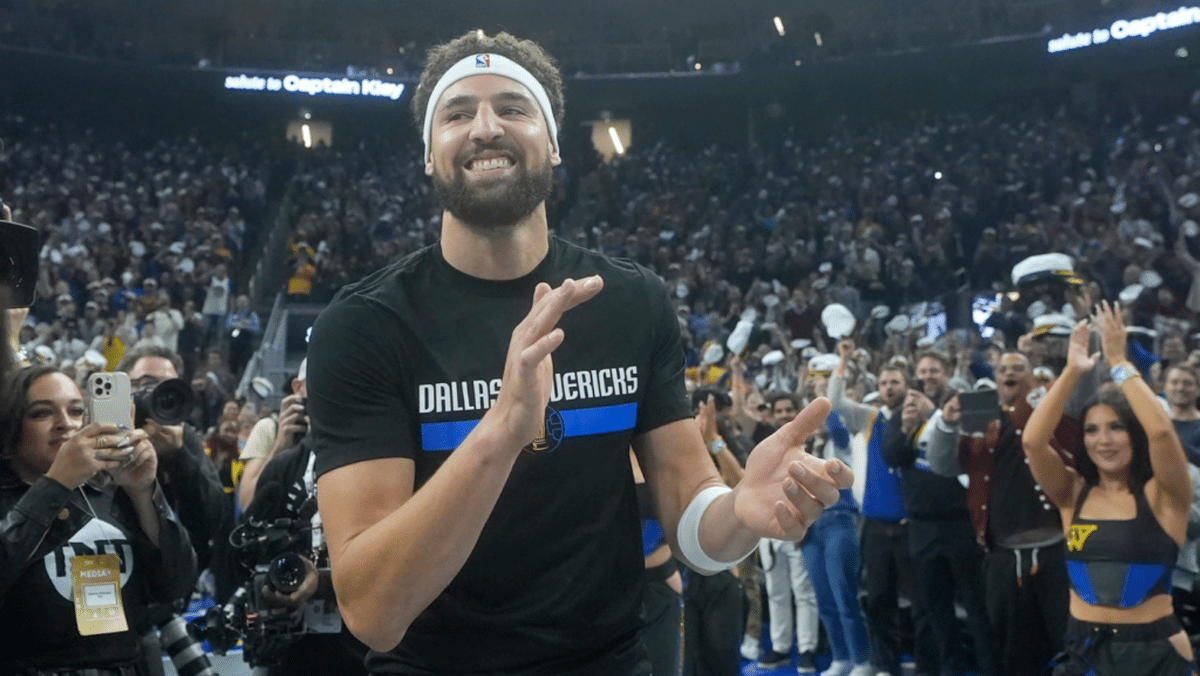 Klay Thompson returns to cheers from some 400 Warriors employees