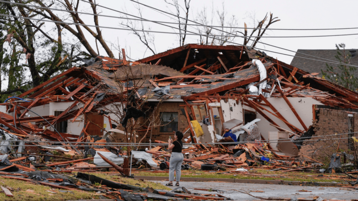 Oklahoma storms injure at least 11 and leave thousands without power