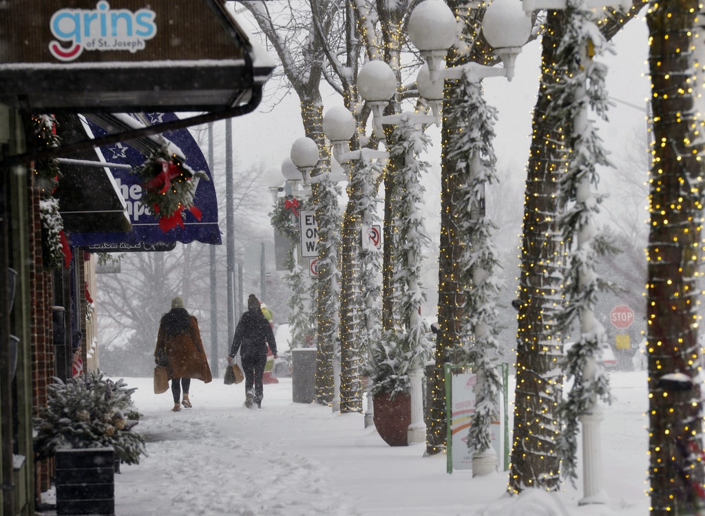 Great Lakes region braces for more snow while cleaning up