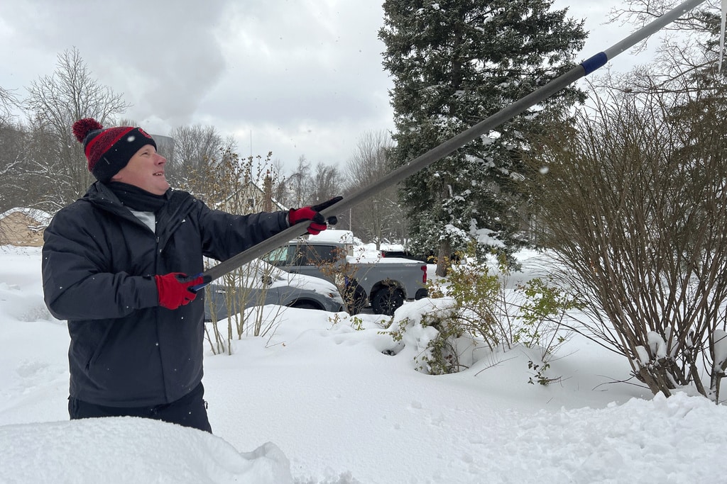 Great Lakes region braces for more snow while cleaning up