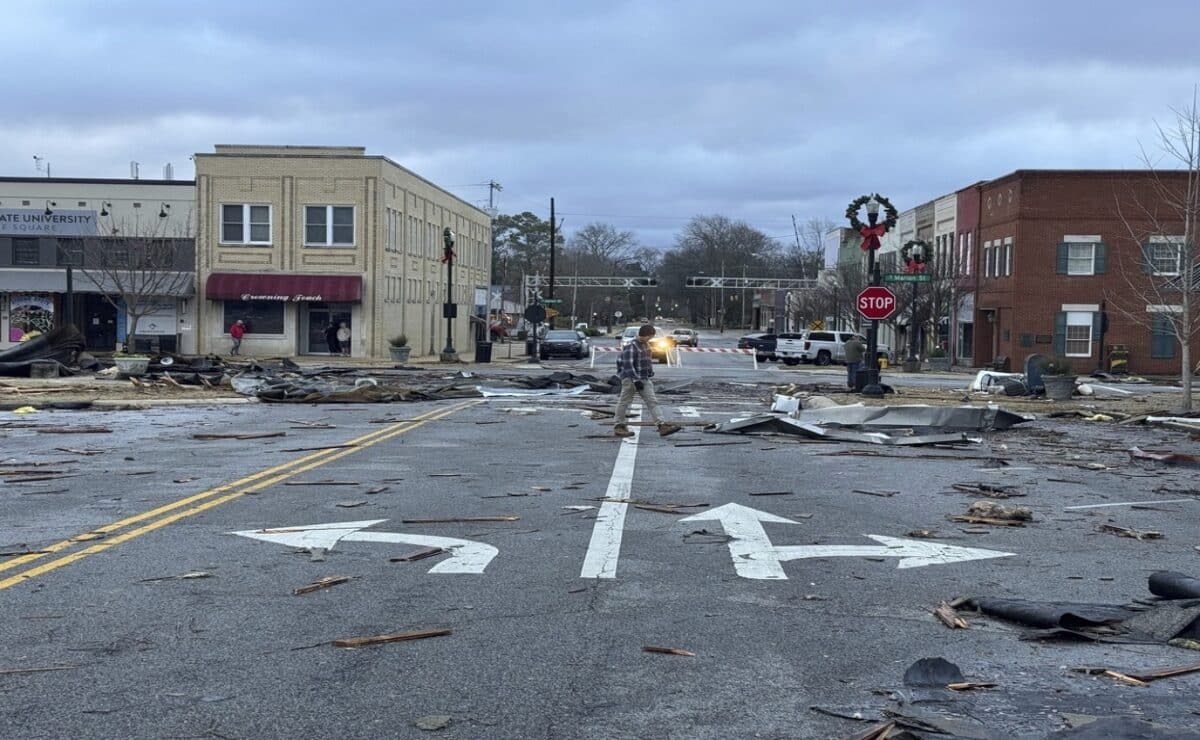 Tornadoes in Texas and Mississippi kill 2 and injure 6