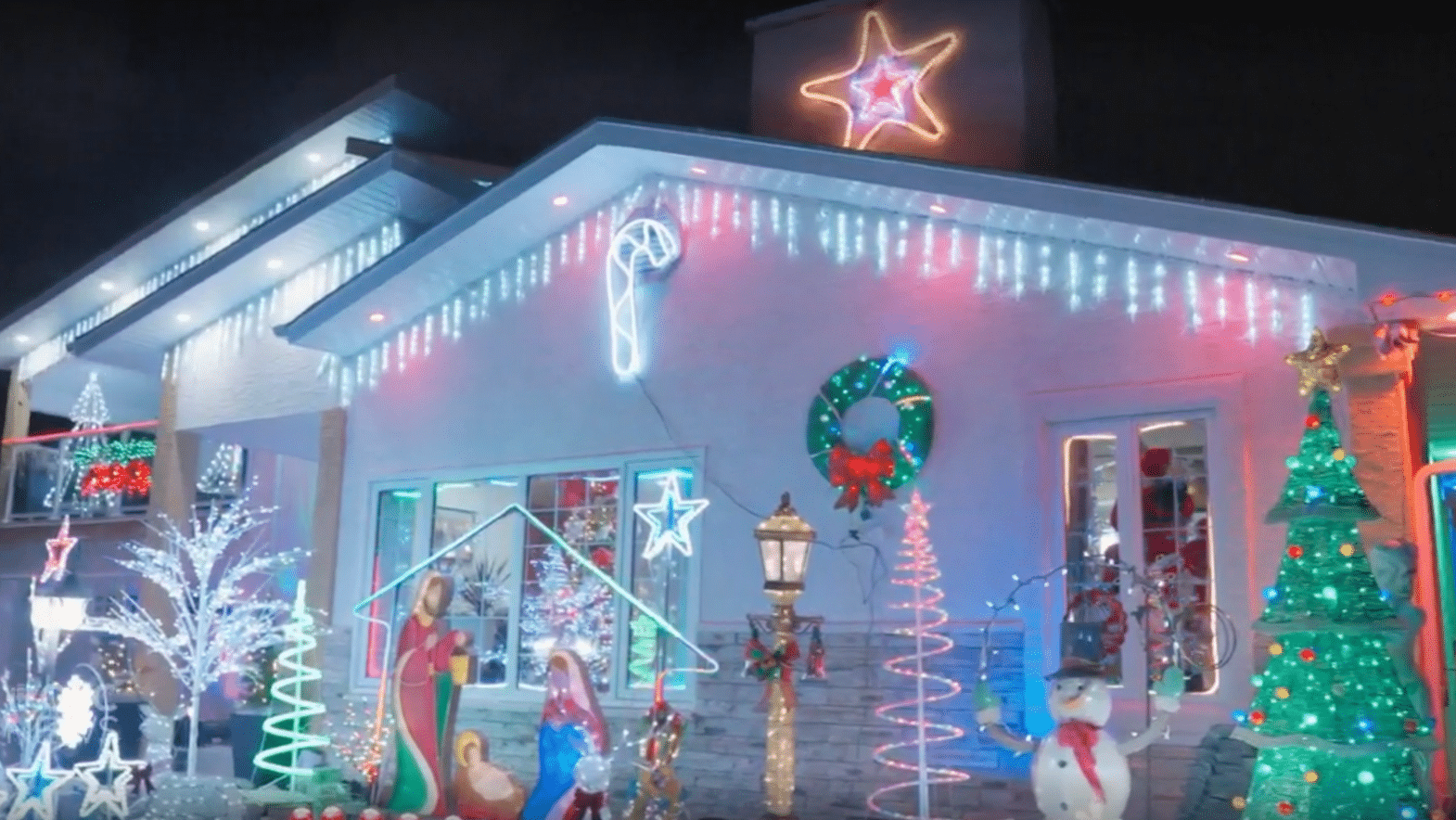 Filipino Canadian transforms home into Christmas wonderland