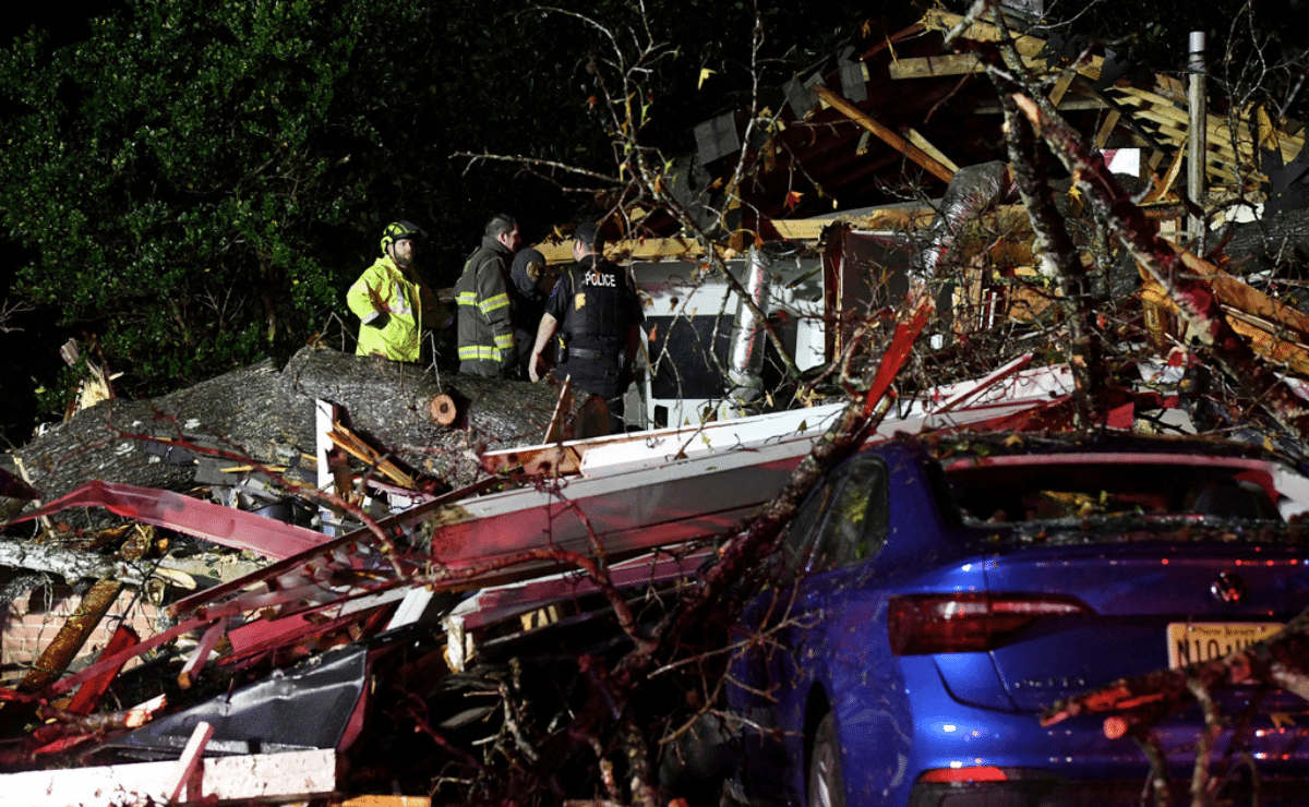 Tornadoes in Texas and Mississippi kill 2 and injure 6