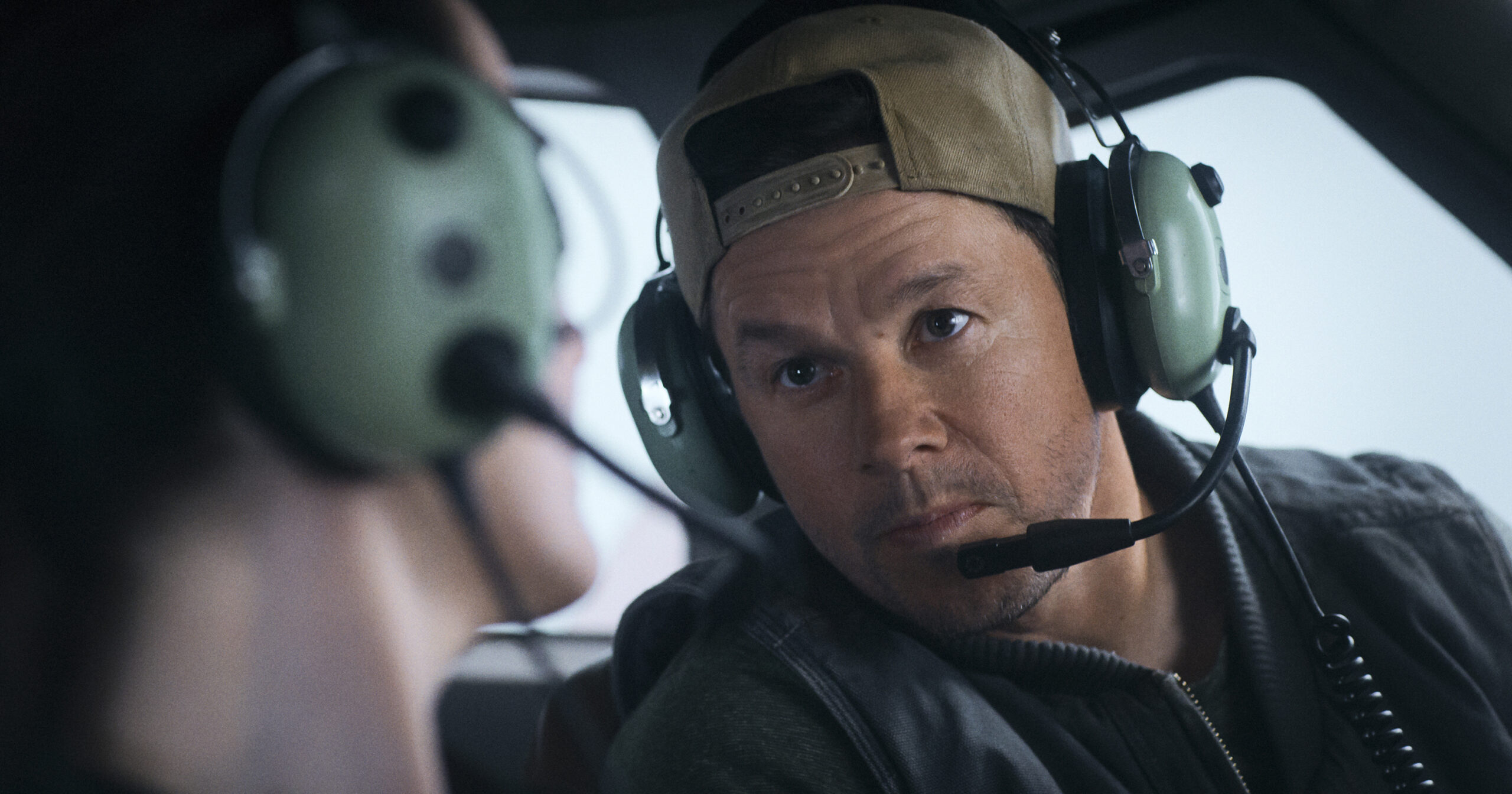 Flight risk, directed by Mel Gibson, stars Mark Wahlberg