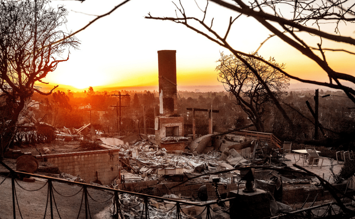 8 charged with looting homes during LA fires