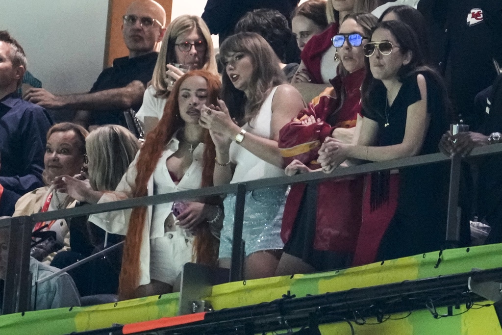Taylor Swift gets booed by pro-Eagles crowd as she watches the Chiefs at Super Bowl