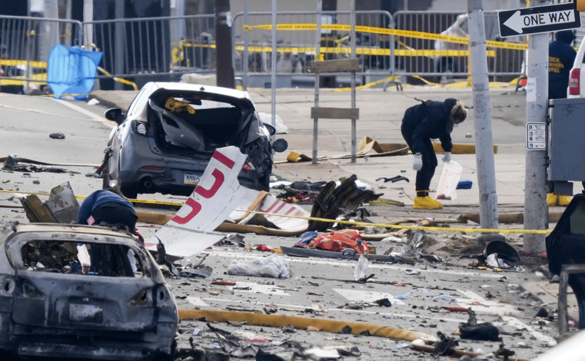 Mayor says 5 injured in Philadelphia plane crash, 3 in critical condition