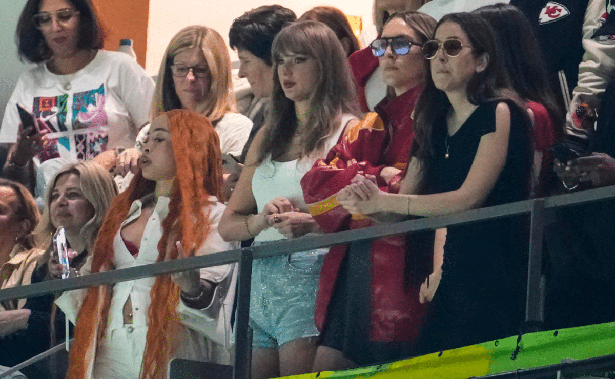 Taylor Swift gets booed by pro-Eagles crowd as she watches the Chiefs at Super Bowl
