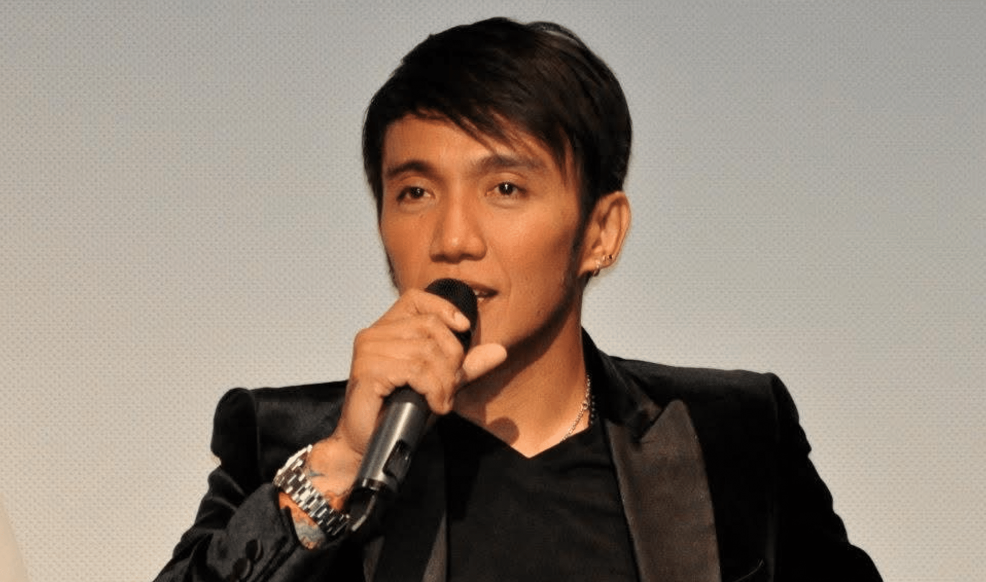 Andy Cohen Drunkenly Calls Arnel Pineda-fronted Journey Fake ... Journey backs Arnel Pineda amid hoax, reaches out to YouTube