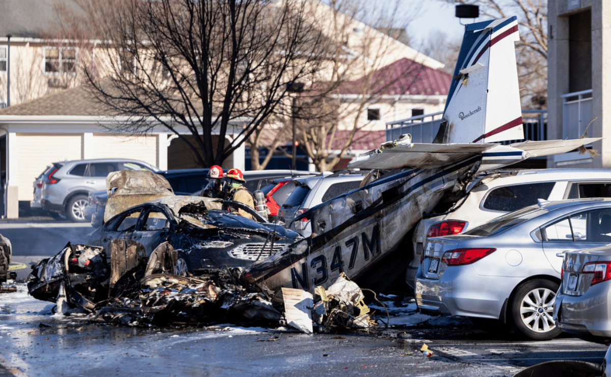 A single-engine plane crashes near a Pennsylvania airport