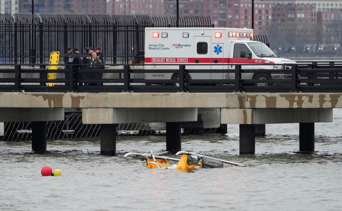 NYC sightseeing helicopter plunges into river, killing 6, including family of tourists