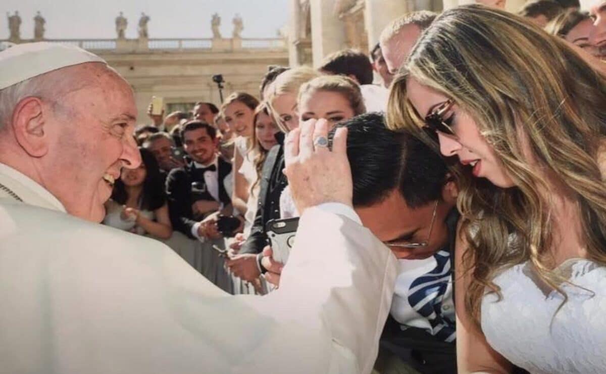 Georgio and Lauren Dano receive a blessing from Pope Francis