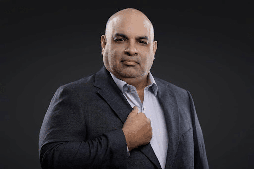 Portrait of Jonathane Ricci, international wealth management adviser, wearing a suit against a dark background