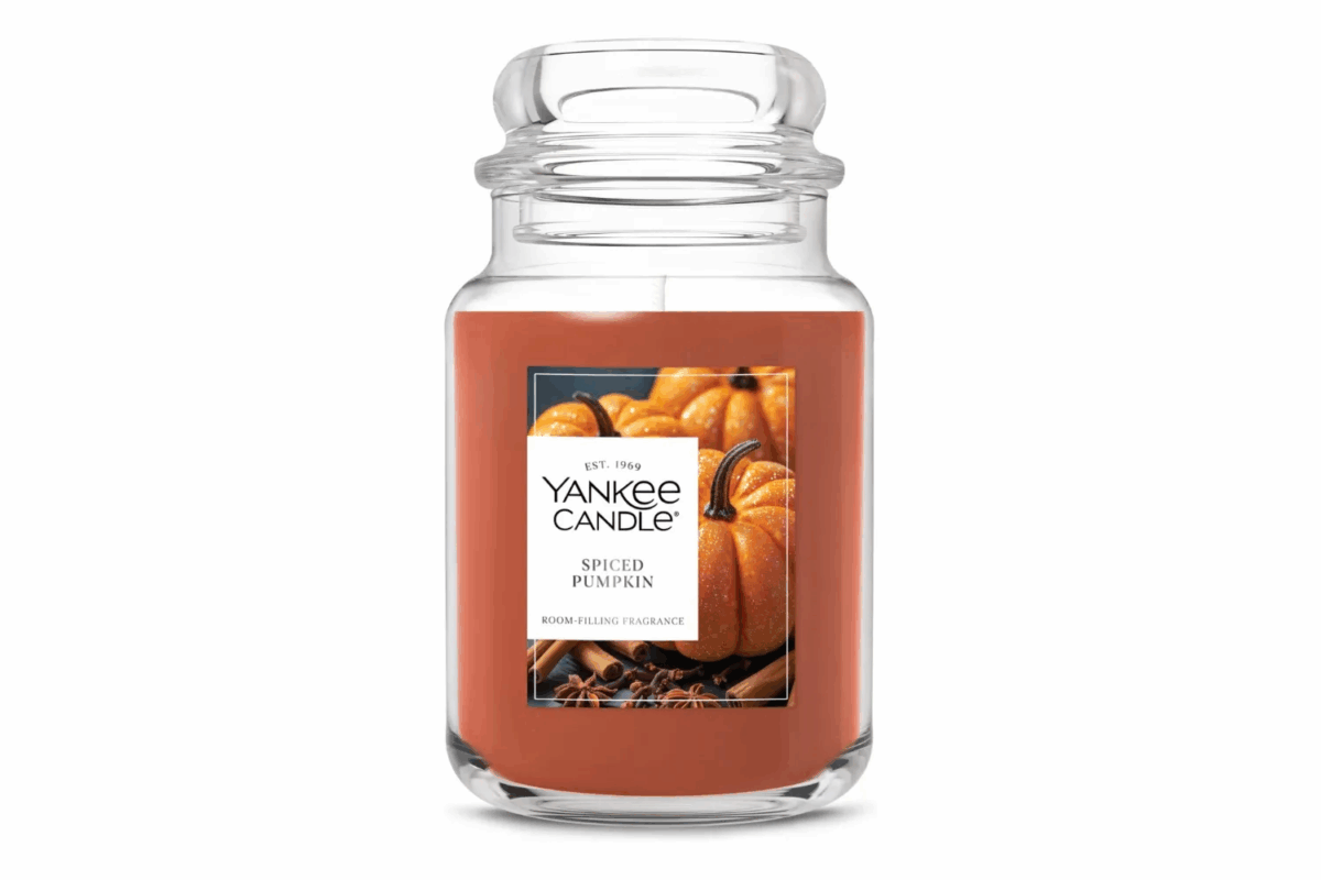 Large Yankee Candle in Balsam & Cedar scent with pine and cedarwood fragrance for the holidays.